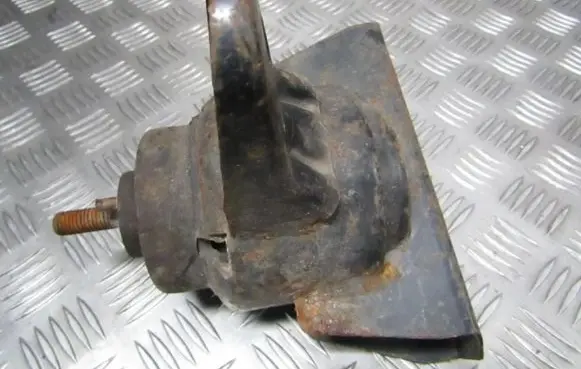 Ford Mondeo MK II Engine mount bracket