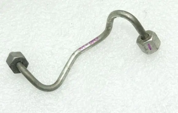 Mazda 6 Fuel injector supply line/pipe SH0113G10