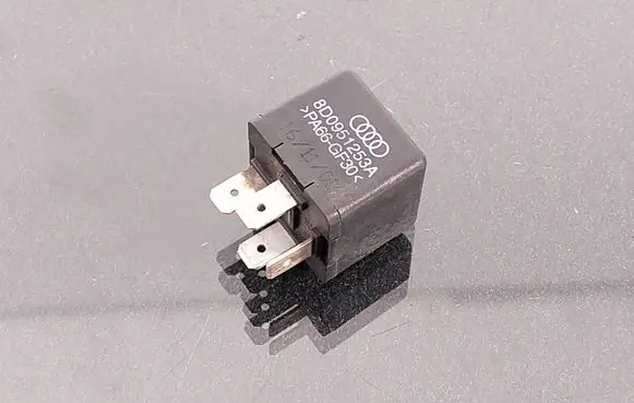 Volkswagen Touareg I Hazard warning light relay 8D0951253A
