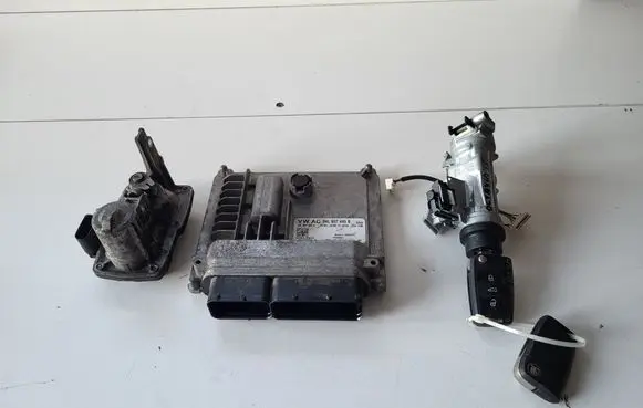 Skoda Octavia Mk3 (5E) Engine control unit holder 04L907445B 5Q0905865