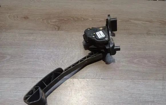 Volvo V70 Accelerator throttle pedal 6PV00853713 30683514