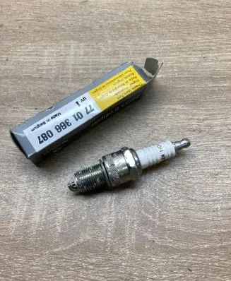 Renault Trafic I Spark plug 7701366087