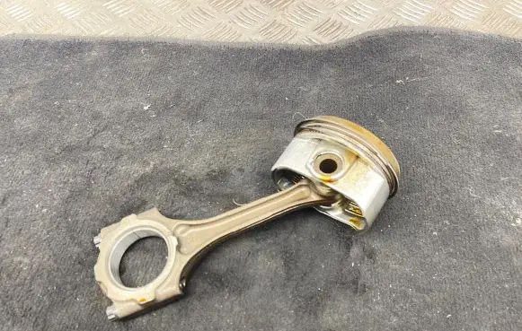 Toyota Auris E180 Piston with connecting rod