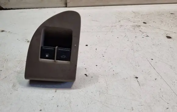 Volkswagen Touareg I Fuel tank opening switch 7L6867375C
