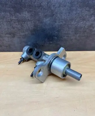 Audi A4 S4 B5 8D Master brake cylinder 31973