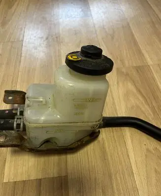 Brake fluid reservoir