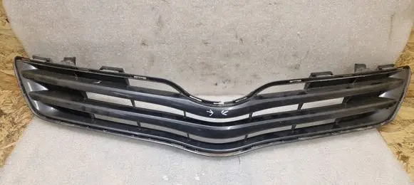 Toyota Verso Front bumper upper radiator grill 531110F070