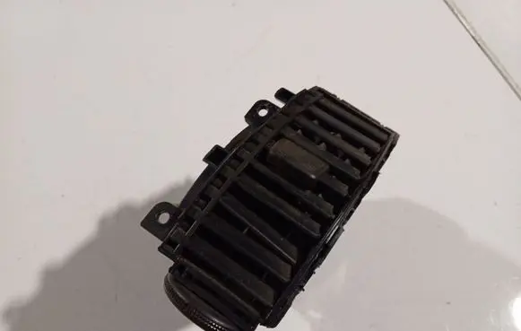 Nissan Note (E11) Dash center air vent grill 687509U00B