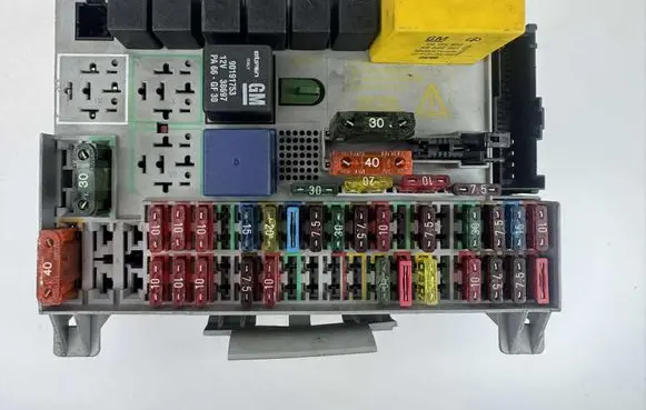 Opel Astra G Fuse box set 90589965