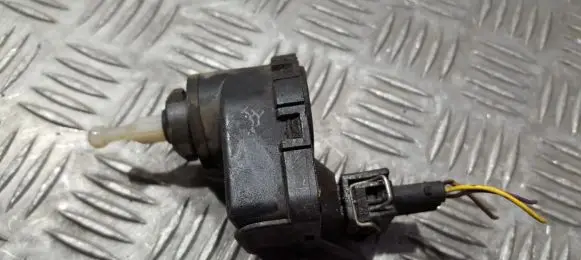 Volkswagen Golf III Headlight level adjustment motor 0307852307