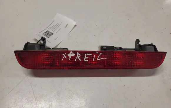 Nissan X-Trail T30 Third/center stoplight P1842