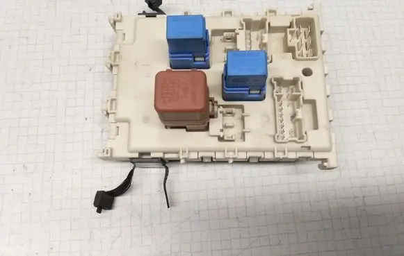 Nissan Primera Fuse module 24350AV700
