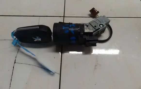 Peugeot 208 Ignition lock 9663123380