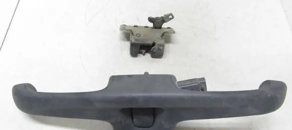 Toyota Avensis T270 Tailgate lock latch 8200007345
