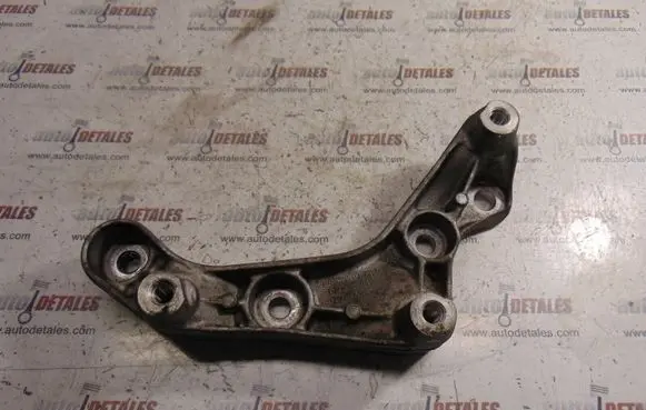 Mercedes-Benz E W212 Engine mounting bracket A2720140295