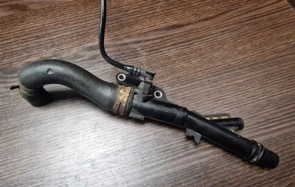 Opel Vivaro Engine coolant pipe/hose 1320921