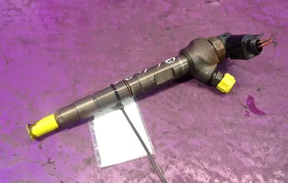 Volkswagen Golf VII Fuel injector