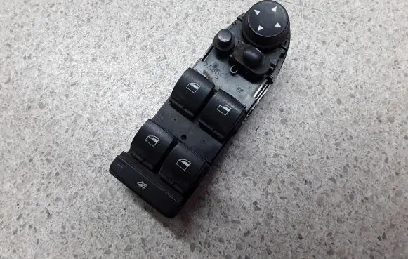 BMW 1 E81 E87 Electric window control switch 9132092
