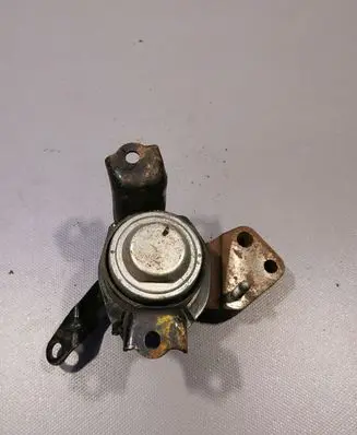 Toyota Yaris Engine mount bracket