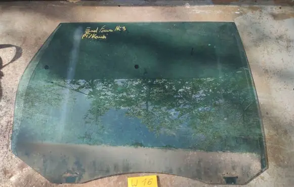 Ford Focus Rear door window glass 8974546