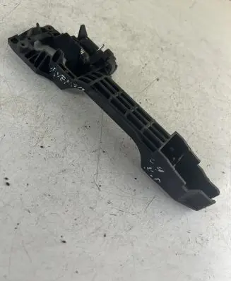 Toyota Avensis T250 Front door exterior handle/bracket 242303