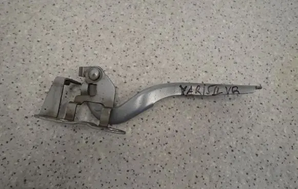 Toyota Yaris Engine bonnet/hood hinges 