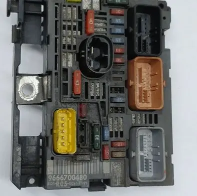 Peugeot 308 Fuse module 9666700480 BSMR0500 R05