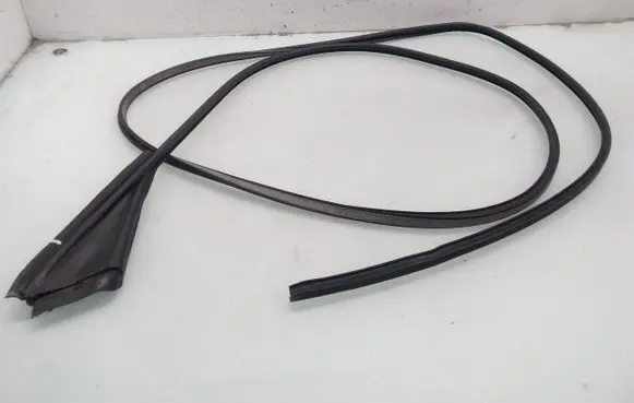 Land Rover Discovery 3 - LR3 Front door rubber seal