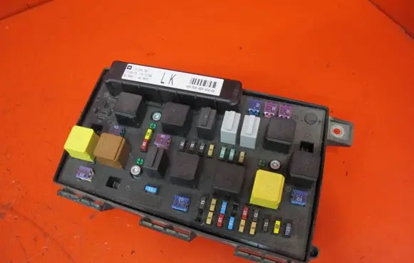 Opel Astra H Fuse module 13268301