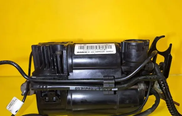 Volkswagen Touareg I Air suspension compressor/pump 7L0698007A 15.1000-5019.2