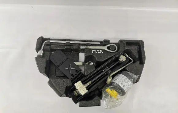 Mercedes-Benz CLC CL203 Spare wheel section trim 