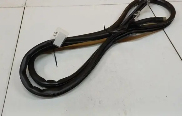 Toyota Corolla Verso AR10 Rubber seal front coupe door 