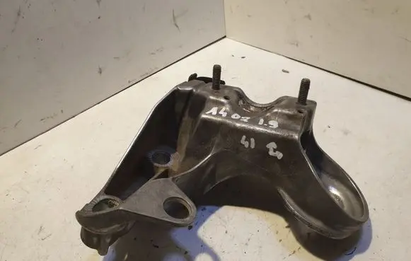 Audi A4 S4 B6 8E 8H Engine mounting bracket 8E0199352
