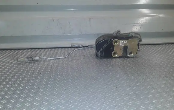 Chrysler PT Cruiser Front door lock 