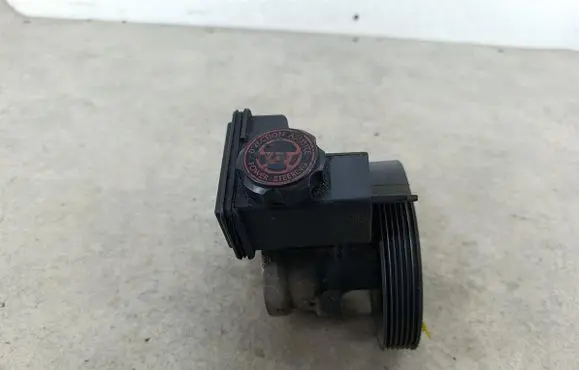 Peugeot 206+ Power steering pump 9686525080
