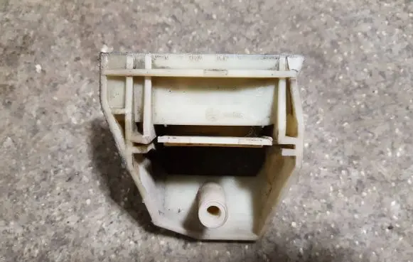BMW 5 E39 Radiator mount bracket 17112247895