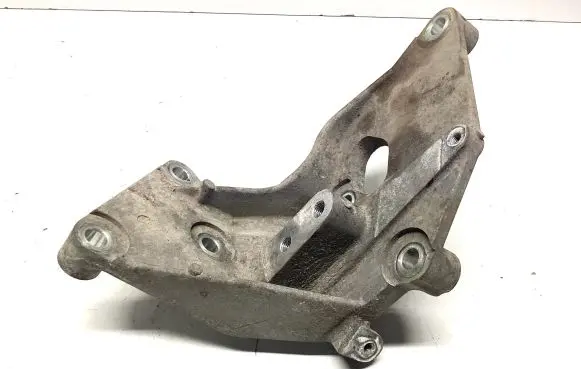 Nissan Qashqai Engine mounting bracket