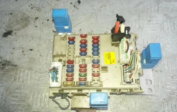 Nissan Almera Tino Fuse box set 243504U100 0216001
