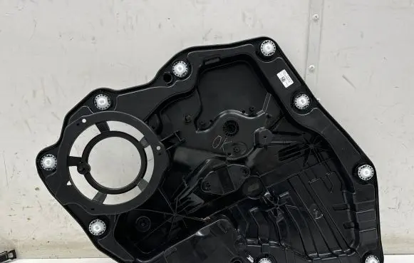 Rear window lifting mechanism without motor