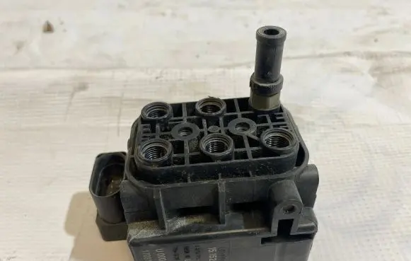 Jeep Grand Cherokee Air suspension valve block 000170526 170314 15152400512