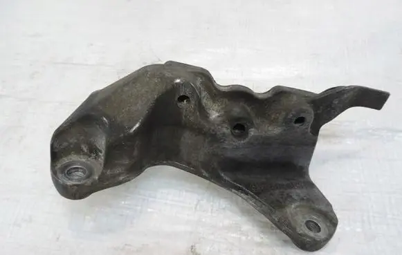 Engine mounting bracket