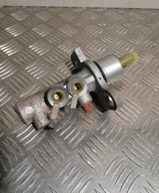 Volkswagen PASSAT B5 Master brake cylinder 8D0611021C