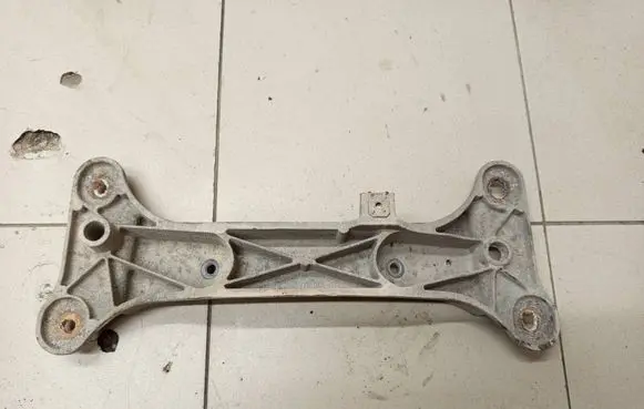 BMW 3 E90 E91 Gearbox mounting bracket 6778058
