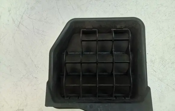 Quarter panel pressure vent
