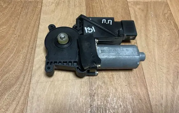 Mercedes-Benz A W168 Front door window regulator motor 101154300 05073111
