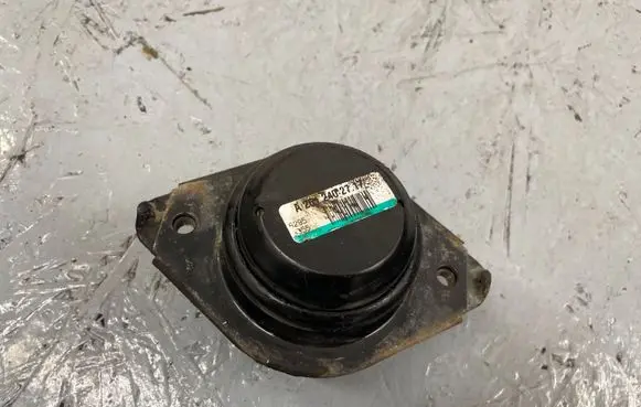 Mercedes-Benz R W251 Engine mount bracket A2512402717