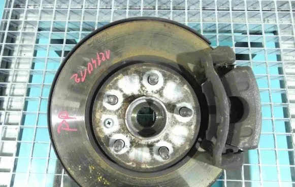Front wheel hub spindle knuckle
