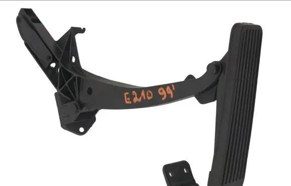 Mercedes-Benz E W210 Accelerator throttle pedal 2103010520
