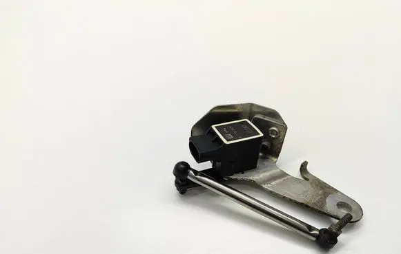 Headlight/headlamp level sensor
