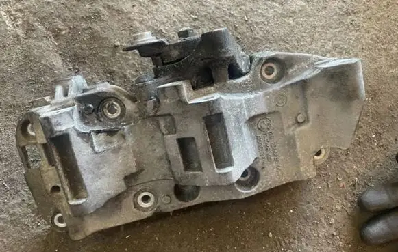 BMW 3 E90 E91 Generator/alternator bracket 8506863